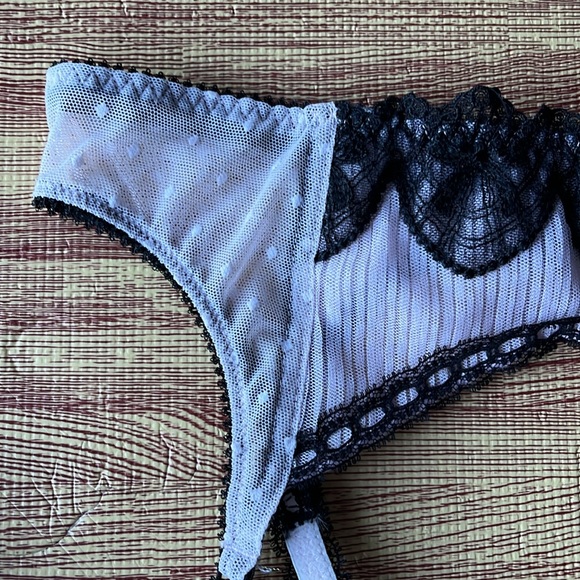 Jezebel light pink and black four strap garter belt M/L - NWOT - Picture 3 of 9